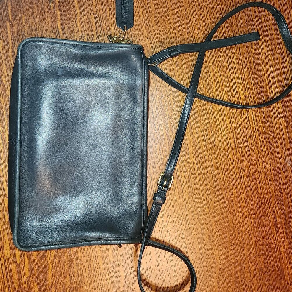 Vintage Coach 9455 Black leather Adjusted strap cross body purse. D2P-9455,